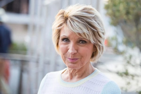 Fortuin Évelyne Dhéliat: de beroemde weerpresentatrice en haar financiële achtergrond