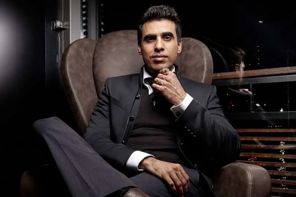 Fortuin Idriss J. Aberkane: De impact van zijn innovatieve ideeën in maart 2025