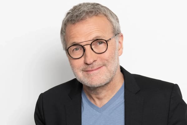 Het fortuin van Laurent Ruquier: de indrukwekkende financiële staat van dienst van de tv-presentator in 2025