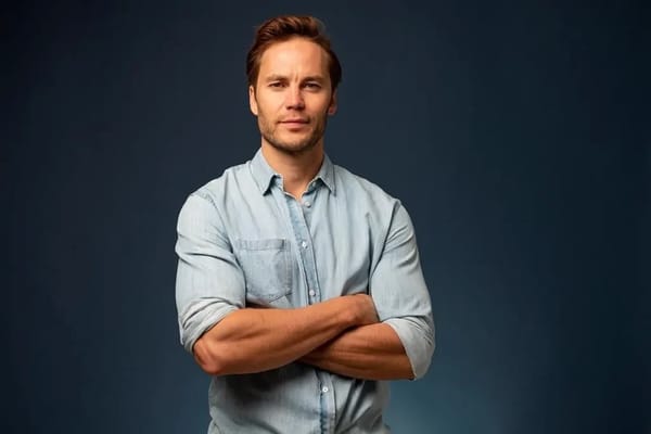 Taylor Kitsch Vermogen  Het Huidige Vermogen van de Canadese Acteur in 2025