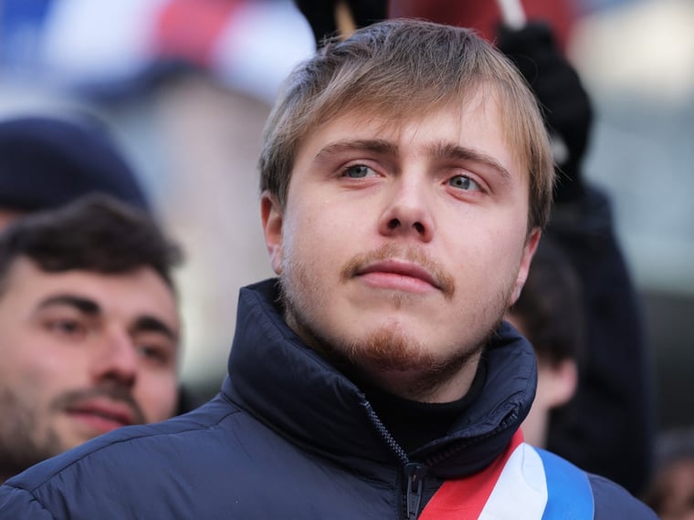 Louis Boyard: Vermögen, Abgeordnetengehalt und mediale Kontroverse um seine Einnahmen in 2025