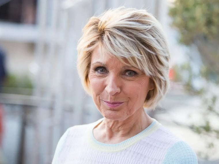 Fortuin Évelyne Dhéliat: de beroemde weerpresentatrice en haar financiële achtergrond