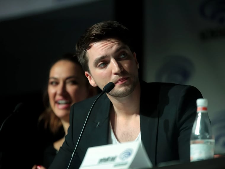 Richard Harmon Vermögen : Das aktuelle Vermögen des Schauspielers in 2025
