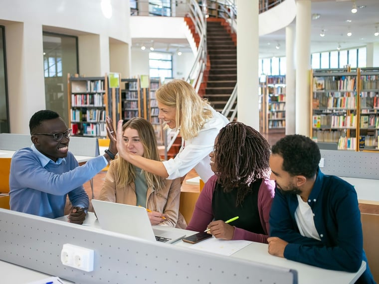 Top 10 der teuersten Wirtschaftshochschulen Frankreichs: Ranking 2026 der Schulen.