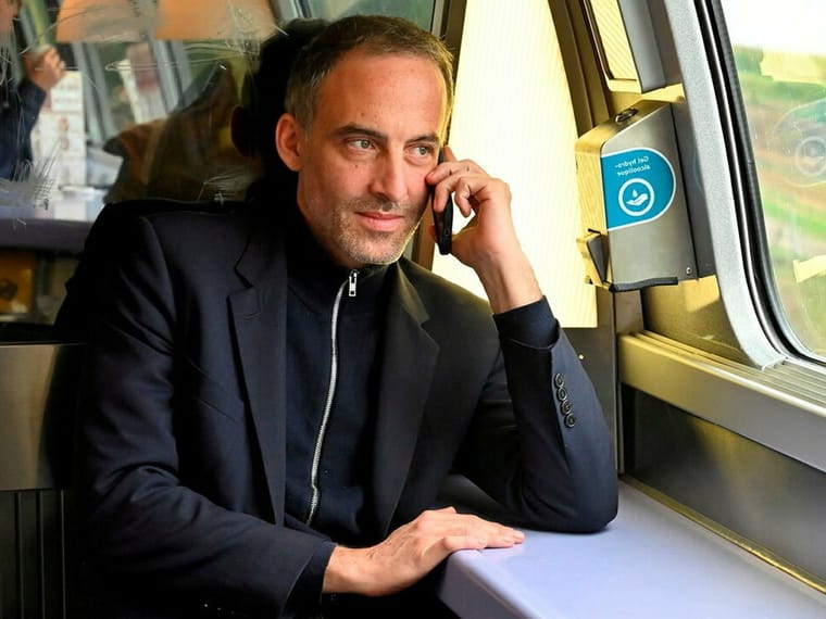 6 Stratégies de Raphaël Glucksmann pour Construire une Fortune Politique