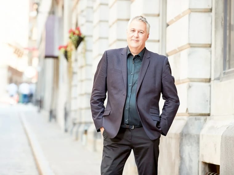 Paul Arcand Salaire : Les Revenus Impressionnants de l’Animateur Vedette