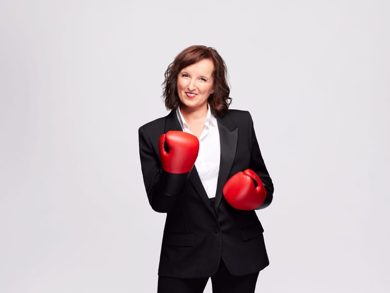 Anne Roumanoff: Van 'La Classe' naar 33 Miljoen Euro, Het Ongelooflijke Parcours van een Koningin van de Humor