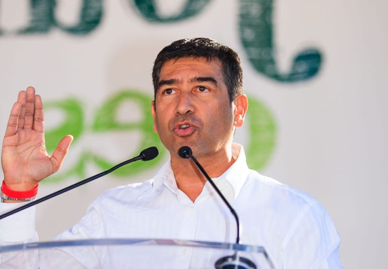 Vermögen und Werdegang von Karim Zéribi: Von der Politik zur Unternehmensberatung mit einem Vermögen von 4 Millionen €.