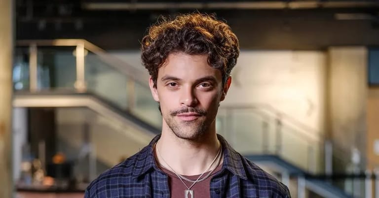 Jacob Fortune-Lloyd: Der britische Schauspieler im Aufstieg
