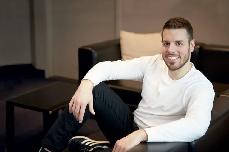 Fortune Sam Breton: Der bemerkenswerte Werdegang des Quebecer Humoristen auf dem Höhepunkt seiner Karriere