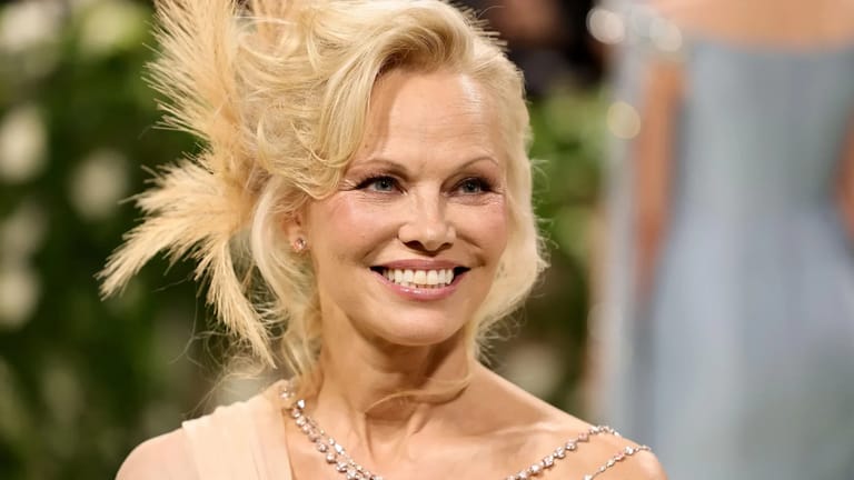 Pamela Anderson Vermögen : Die finanzielle Entwicklung der Fernsehdiva in 2025