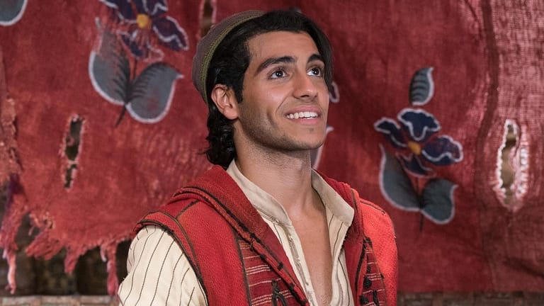 Mena Massoud Vermögen: Die Entwicklung des Reichtums des Aladdin-Stars in 2025